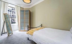 Spacious & Comfortable 3 Bedroom Apartment - Near City Centre - Free Parking Available - Sleeps Up To 5 Guests